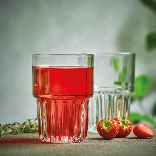 Long drink glass Onis Everest 35 cl. filled with liquor, placed in an atmospheric setting.
